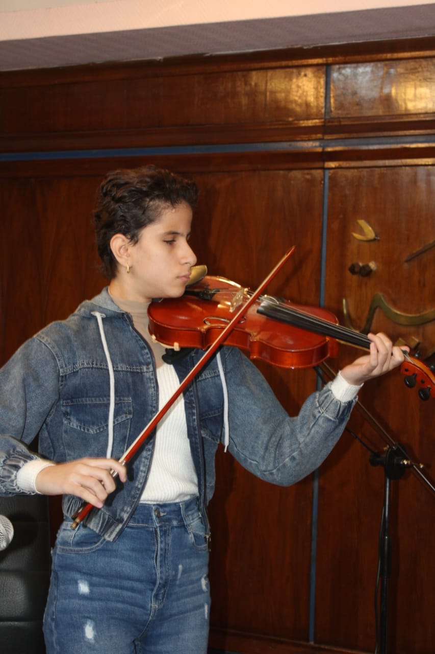 في يومه العالمي   الكمان يروي تاريخه في دار الكتب بين البحث والعزف الحي